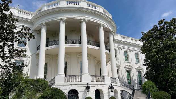 front lawn view of the White House