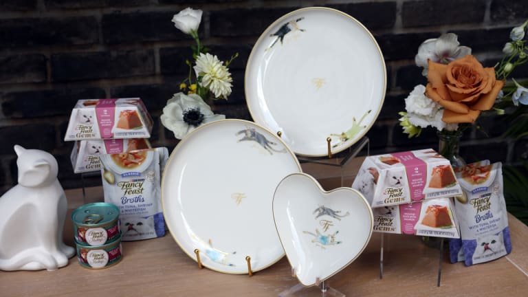 Fancy Feast Jenna Lyons Debut New Cat Dinnerware Collection It s Iconic Parade Pets